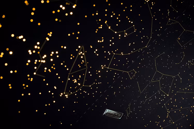 Trần xe bầu trời sao quen thuộc trên những chiếc Rolls-Royce nay được thiết kế đúng theo vị trí các ngôi sao ngay tại thời điểm chuyến bay năm 1919. Hãng xe Anh đã sử dụng 1.183 đèn sợi quang để tạo nên chi tiết này.