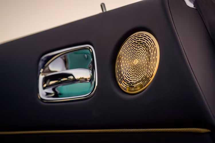 Dàn loa trên xe được dát vàng đi kèm dòng chữ "1.880 miles", là khoảng cách của chuyến bay từ Canada tới Ireland.