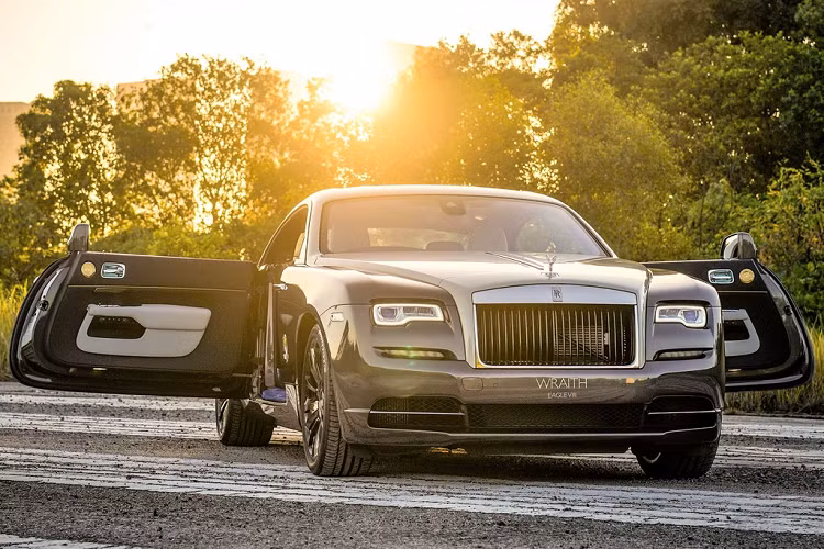 Chỉ có 50 chiếc Wraith Eagle VIII được tạo ra bởi Bespoke Collective - bộ phận đặc biệt của Rolls-Royce. Giá xe Rolls-Royce Wraith Eagle VIII được mang về Malaysia với mức giá 786.000 USD (khoảng hơn 18 tỷ đồng). Đây là phiên bản giới hạn 50 chiếc trên toàn thế giới.