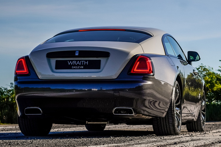 Chiếc máy bay Vickers Vimy được cung cấp sức mạnh bởi 2 động cơ Eagle VIII của Rolls-Royce, dung tích 20.3L, sản sinh công suất 350 mã lực. Máy bay này cũng đã phá vỡ kỷ lục về vận tốc khi đó với tốc độ trung bình 185 km/h.