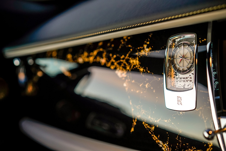 Bảng điều khiển được trang trí kiểu mô phỏng hình ảnh ban đêm mà 2 phi công nhìn thấy từ máy bay. Các chi tiết được dát vàng trên nền gỗ bạch đàn, tạo vẻ sang trọng cho xe.