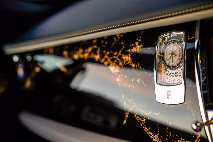 Bảng điều khiển được trang trí kiểu mô phỏng hình ảnh ban đêm mà 2 phi công nhìn thấy từ máy bay. Các chi tiết được dát vàng trên nền gỗ bạch đàn, tạo vẻ sang trọng cho xe.