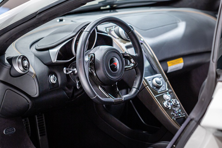 Theo đánh giá của chúng tôi, so với các phiên bản McLaren MP4-12C thường, siêu xe đặc biệt McLaren MP4-12C HS có body kit thể thao theo phong cách xe đua GT3 với nhiều khe hút gió hơn, cùng với mâm 5 cánh chữ Y độc đáo. Đầu xe với hốc gió thiết kế mới hoàn toàn so với bản tiêu chuẩn.