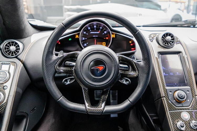 Chiếc xe đến Hồng Kông còn độc đáo hơn bởi nước sơn màu trắng "bạch mã" và đây chính là 1 trong 5 chiếc McLaren MP4-12C HS đầu tiên ra lò trên thế giới, một nguồn tin của Tinxe cho hay. Bên cạnh màu trắng, chiếc siêu xe giới hạn McLaren MP4-12C HS đầu tiên đến Hồng Kông còn có nhiều chi tiết carbon ở ngoại thất.