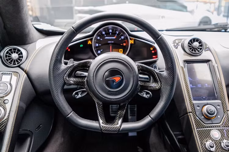 Chiếc xe đến Hồng Kông còn độc đáo hơn bởi nước sơn màu trắng "bạch mã" và đây chính là 1 trong 5 chiếc McLaren MP4-12C HS đầu tiên ra lò trên thế giới, một nguồn tin của Tinxe cho hay. Bên cạnh màu trắng, chiếc siêu xe giới hạn McLaren MP4-12C HS đầu tiên đến Hồng Kông còn có nhiều chi tiết carbon ở ngoại thất.