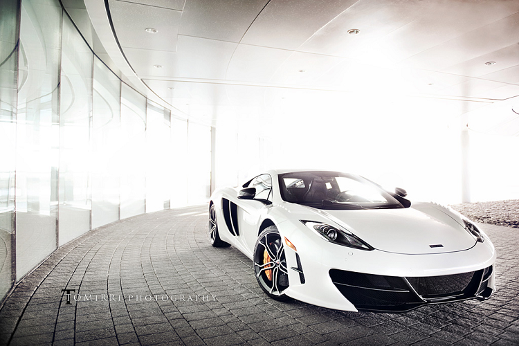 McLaren MP4-12C High Sport được trang bị khối động cơ V8, tăng áp kép, dung tích 3.8 lít, sản sinh công suất 667 mã lực, cao hơn 75 mã lực so với con số 592 mã lực của McLaren MP4-12C mà chúng tôi đã có dịp ngắm tại Singapore, kéo theo khả năng vận hành cũng được cải thiện đáng kể. Sức mạnh được truyền tới cầu sau qua hộp số 7 cấp ly hợp kép.