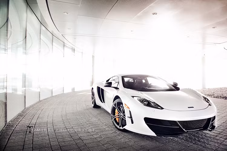 McLaren MP4-12C High Sport được trang bị khối động cơ V8, tăng áp kép, dung tích 3.8 lít, sản sinh công suất 667 mã lực, cao hơn 75 mã lực so với con số 592 mã lực của McLaren MP4-12C mà chúng tôi đã có dịp ngắm tại Singapore, kéo theo khả năng vận hành cũng được cải thiện đáng kể. Sức mạnh được truyền tới cầu sau qua hộp số 7 cấp ly hợp kép.