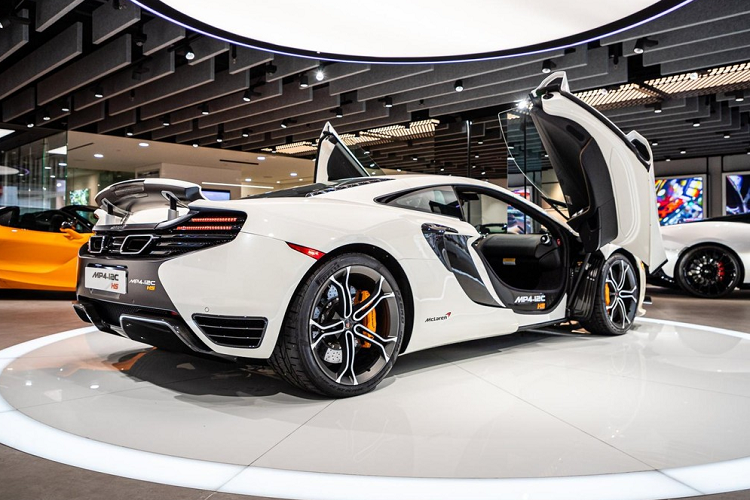 Hiện tại, 1 trong 10 chiếc siêu xe McLaren MP4-12C High Sport đã có mặt tại đại lý McLaren Hồng Kông theo diện cho mượn. Chiếc xe đặc biệt này do một người hâm mộ dòng siêu xe McLaren ở Hương Cảng cất công mua từ Mỹ về Hồng Kông để sưu tập và khá hào phóng khi cho đại lý siêu xe McLaren ở đây mượn để trưng bày đến hết ngày 9/11.