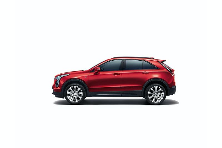 Bên cạnh những nâng cấp về công nghệ, Cadillac XT4 thế hệ mới cũng được làm mới về diện mạo khi có thêm màu sơn ngoại thất Cherry Bomb mới với kiểu sơn pha lê lấp lánh độc quyền mang lại độ sáng bóng, độ sâu và độ bão hòa màu cao hơn.