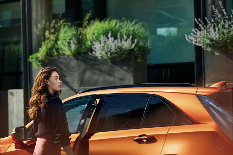 Ngoài Face ID, XT4 2021 của thị trường Trung Quốc còn được trang bị hệ thống trải nghiệm người dùng (CUE) hoàn toàn mới, hỗ trợ Apple CarPlay không dây, lệnh thoại thông minh Baidu, bản đồ Baidu và nhiều tính năng tiên tiến khác. Người dùng có thể kích hoạt hệ thống điều khiển bằng giọng nói Baidu thông qua nút thoại trên vô lăng đa chức năng.