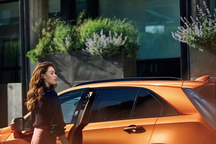 Ngoài Face ID, XT4 2021 của thị trường Trung Quốc còn được trang bị hệ thống trải nghiệm người dùng (CUE) hoàn toàn mới, hỗ trợ Apple CarPlay không dây, lệnh thoại thông minh Baidu, bản đồ Baidu và nhiều tính năng tiên tiến khác. Người dùng có thể kích hoạt hệ thống điều khiển bằng giọng nói Baidu thông qua nút thoại trên vô lăng đa chức năng.