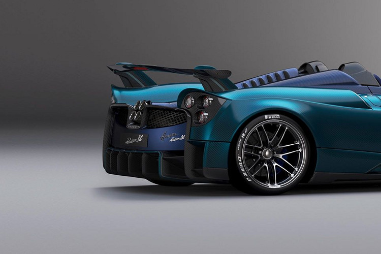 Tuy là hai màu sắc khác nhau, nhưng toang bộ phần thân này vẫn được làm bằng sợi carbon và được nhuộm màu thay vì sơn. Nhiều chi tiết khác vẫn được sử dụng màu sắc đen thường thấy của vật liệu này như cánh gió, gương, cột A cùng một số chi tiết khí động học khác.