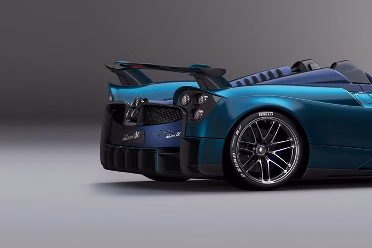 Tuy là hai màu sắc khác nhau, nhưng toang bộ phần thân này vẫn được làm bằng sợi carbon và được nhuộm màu thay vì sơn. Nhiều chi tiết khác vẫn được sử dụng màu sắc đen thường thấy của vật liệu này như cánh gió, gương, cột A cùng một số chi tiết khí động học khác.