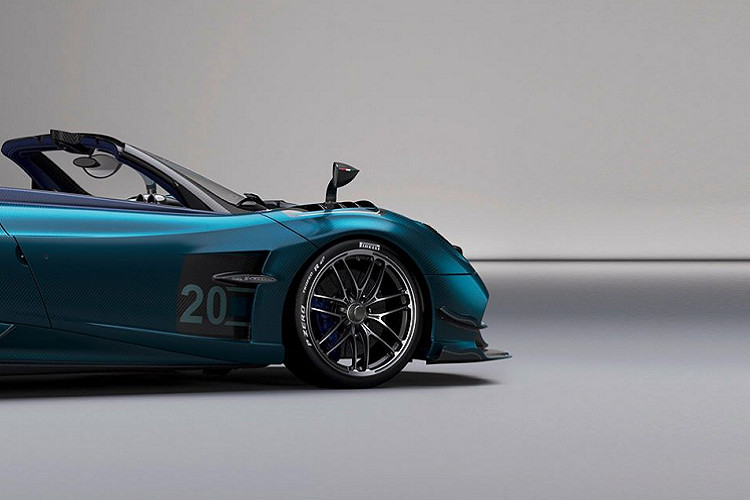 Trên chiếc siêu xe Pagani Huayra Roadster BC, ngoại thất được phối với hai tông xanh khác nhau. Màu xanh biển sẽ được sử dụng ở hai phần bên thân xe trong khi phần giữa thân xe sẽ sở hữu màu xanh đậm hơn.