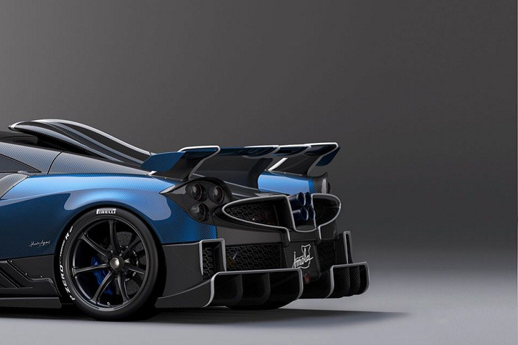 Tiếp đến, Pagani sẽ mang thêm một chiếc Huayra khác đến với GIMS 2020, đó là Huayra Imola, mẫu xe đua đường phố vừa được hãng ra mắt gần đây. Khác với chiếc Huayra Roadster BC, chiếc Imola này chỉ sử dụng một tông màu xanh bên ngoài, cùng với đó là những chi tiết tương phải được làm bằng sợi carbon màu đen và những đường kẻ sọc màu trắng tô điểm tại những chi tiết khí động học.