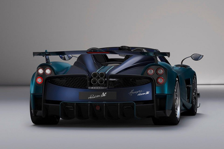 Pagani vẫn trang bị cho Huayra Roadster BC khối động cơ V12 6.0 lít tăng áp kép do AMG sản xuất. Khối động cơ V12 của xe sản sinh công suất cực đại 802 mã lực cùng 1.050 Nm mô-men xoắn đạt được ngay tại vòng tua máy 2.000 vòng/phút.