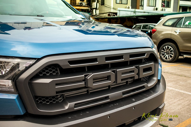 Ở phiên bản mới, Ford Ranger Raptor 2020 sẽ thay đổi nhẹ về ngoại hình nhưng về cơ bản thì chiếc "siêu bán tải" này vẫn còn quá hiện đại để phải đổi mới. Đặc biệt, màu Xanh lần này cũng Raptor nhạt hơn đầy mới mẻ hơn như biểu tượng Ford.