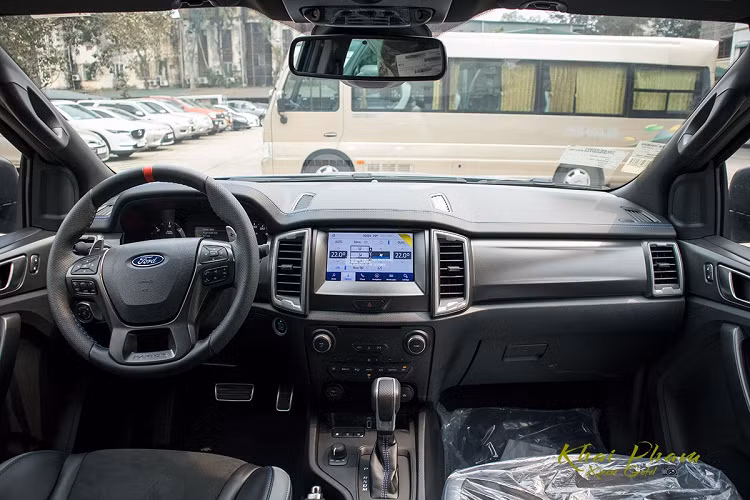 Vẫn mang phong cách cứng cáp ở khoang nội thất, Ford Ranger Raptor 2020 sẽ thay đổi một số chi tiết tiện nghi, còn về tổng thể không khác bản cũ. Vô-lăng trên xe Ford Ranger Raptor 2020 được bọc da có lỗ thông khí tích hợp đầy đủ phím bấm chức năng cùng lẫy chuyển số. Cụm đồng hồ đa sắc phía sau thiết kế ấn tượng hơn trên phiên bản Ranger tiêu chuẩn nhưng vẫn dựa trên kết cấu cũ.