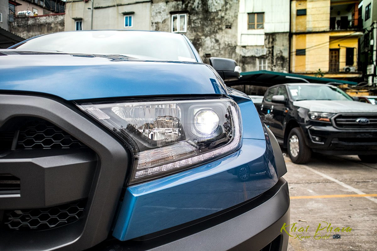 Thay đổi lớn nhất ở phần đầu xe Ford Ranger Raptor 2020 là cụm đèn pha thiết kế vuông vức thay vì bóng tròn như trước. Hơn nữa, cụm đèn này không còn sử dụng công nghệ HID như trước mà thay vào đó là dạng Full-Led. Đây là nâng cấp đáng kể nhất ở ngoại thất trên Ford Ranger Raptor. Trong khi đó, lưới tản nhiệt vẫn đặc trưng với dòng chữ Ford sơn đen thể thao giống F-150.