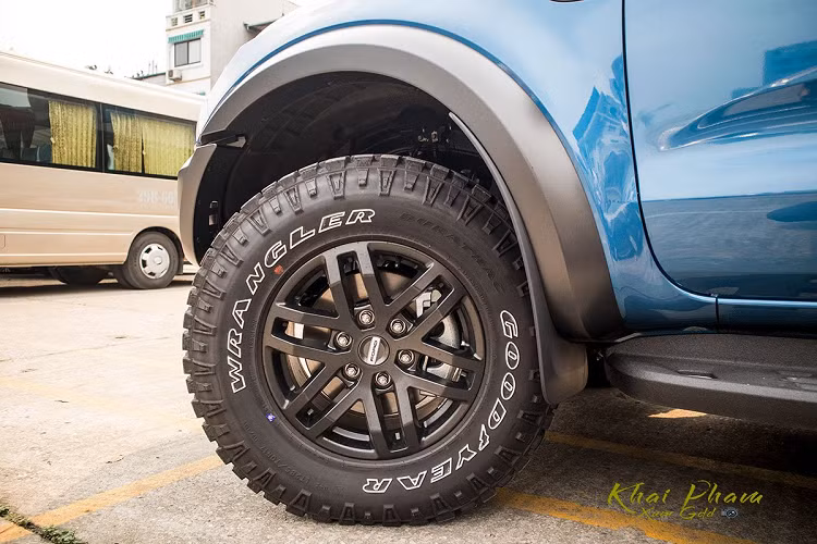 Ford Ranger Raptor 2020 vẫn sử dụng khung gầm cũ nên kích thước chiều Dài x Rộng x Cao của xe lần lượt là 5.363 x 1.873 x 2.028 (mm), chiều dài cơ sở đạt 3.220 mm, khoảng sáng gầm 230 mm. Ford Ranger Raptor nâng cấp sử dụng bộ mâm 17 inch 6 chấu kép sơn đen thể thao cùng bộ lốp chuyên chạy địa hình, tay nắm cửa màu đen có tích hợp cảm biến. Gương chiếu hậu trên bản Raptor chỉnh/gập điện tích hợp đèn xi-nhan.