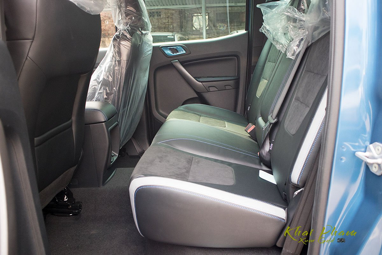 "Đặc sản" trên Ford Ranger Raptor 2020 vẫn là hệ thống ghế ngồi bọc da lộn màu đen điểm xuyết tông màu trắng giúp khoang lái của xe nổi bật. Ghế lái trên bản Raptor được chỉnh điện 8 hướng, hàng ghế sau vẫn có trang bị bệ tỳ tay tương tự bản cũ.