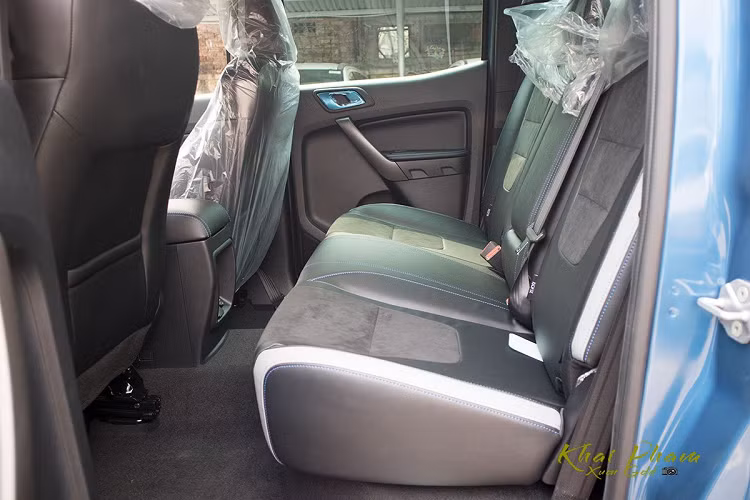 "Đặc sản" trên Ford Ranger Raptor 2020 vẫn là hệ thống ghế ngồi bọc da lộn màu đen điểm xuyết tông màu trắng giúp khoang lái của xe nổi bật. Ghế lái trên bản Raptor được chỉnh điện 8 hướng, hàng ghế sau vẫn có trang bị bệ tỳ tay tương tự bản cũ.