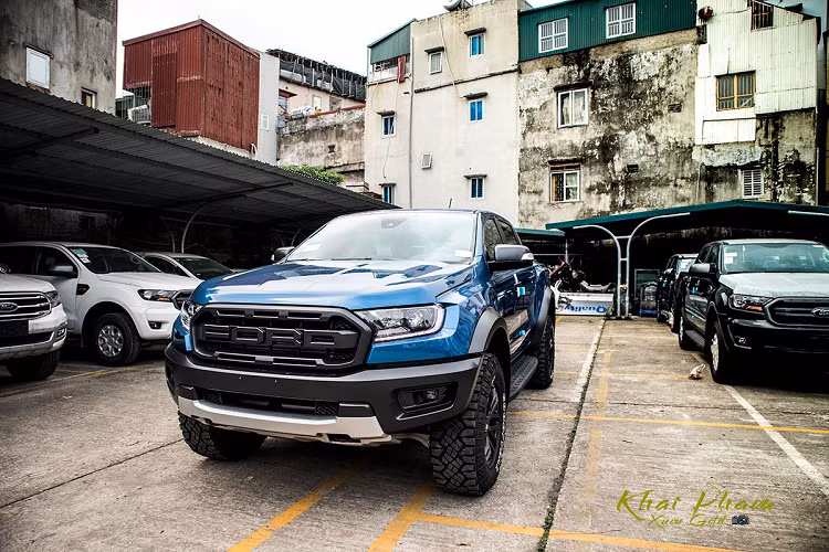 Sau khi Ford Ranger và Everest đều được nâng cấp từ đầu năm nay thì phải đến tận bây giờ những chiếc Ford Ranger Raptor 2020 facelift mới chính thức cập bến đại lý sau nhiều chờ đợi của khách hàng Việt Nam.