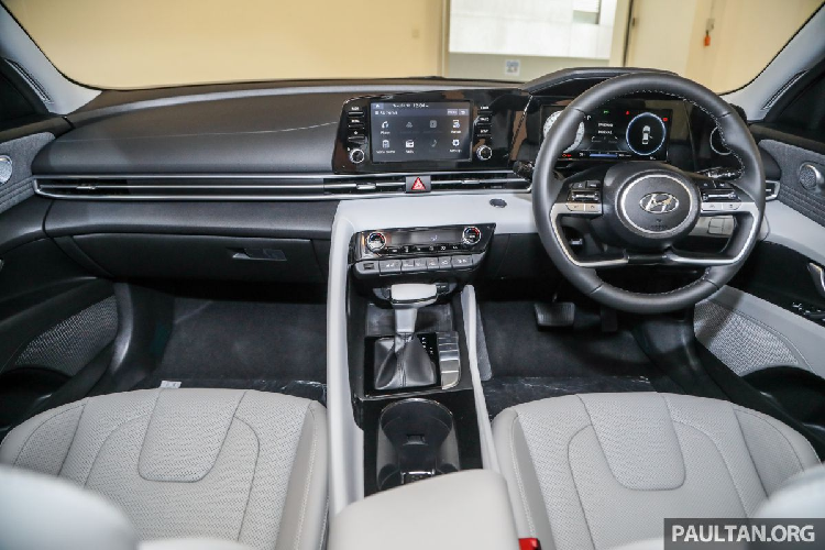 Thiết kế nội thất của Hyundai Elantra 2021 đi theo hướng hiện đại, với màn hình giải trí đặt nổi, bảng đồng hồ dạng kỹ thuật số. Vị trí phía sau vô-lăng được chia tách rõ ràng bằng tay nắm ở khu vực cần số và cách phối màu táp-lô.
