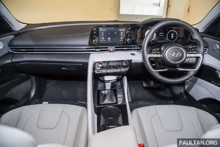 Thiết kế nội thất của Hyundai Elantra 2021 đi theo hướng hiện đại, với màn hình giải trí đặt nổi, bảng đồng hồ dạng kỹ thuật số. Vị trí phía sau vô-lăng được chia tách rõ ràng bằng tay nắm ở khu vực cần số và cách phối màu táp-lô.