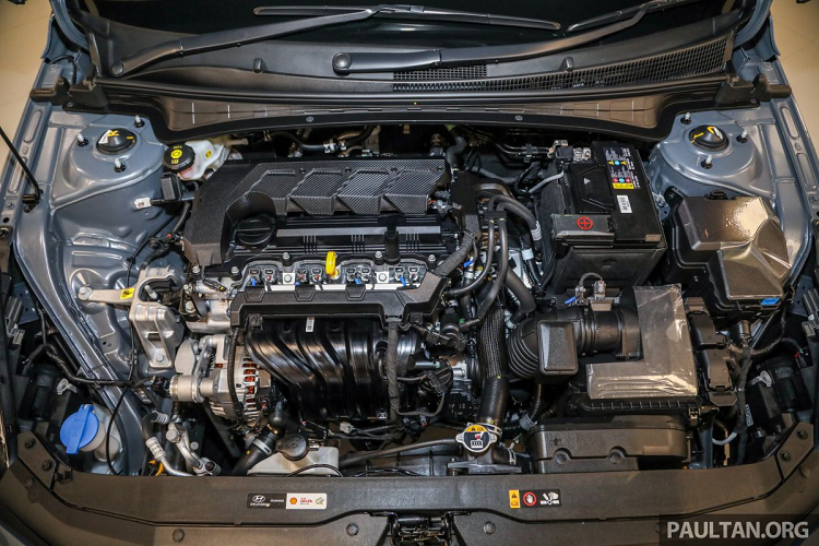 Tại Malaysia, Hyundai Elantra 2021 chỉ có lựa chọn động cơ Smartstream 1.6L, công suất 121 mã lực, mô-men xoắn 154 Nm, đi kèm hộp số CVT với 8 cấp số giả lập do Hyundai phát triển. Xe tăng tốc 0-100 km/h trong 10,4 giây trước khi đạt tốc độ tối đa 196 km/h. So với model Elantra 2019 hiện được phân phối ở Việt Nam, động cơ này cho mức hiệu năng thấp hơn.