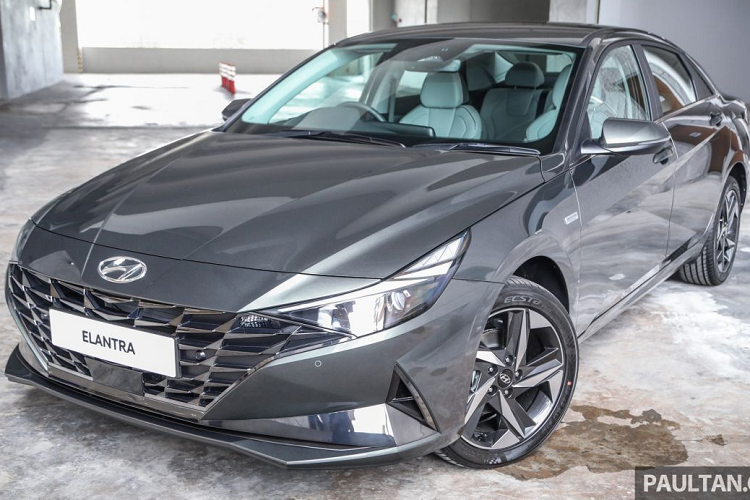 Hyundai Elantra 2021 dành cho thị trường Malaysia cũng được trang bị gói an toàn SmartSense, với các tính năng như hỗ trợ giữ làn, kiểm soát hành trình thích ứng, hỗ trợ tránh va chạm trước, cảnh báo điểm mù, cảnh báo phương tiện cắt ngang phía sau, cảnh báo chệch làn và cảnh báo người lái mất tập trung. Mức giá Hyundai Elantra 2021 dự đoán khoảng 1XX.888 RM (từ 572 triệu đồng đến 1,138 tỷ đồng).