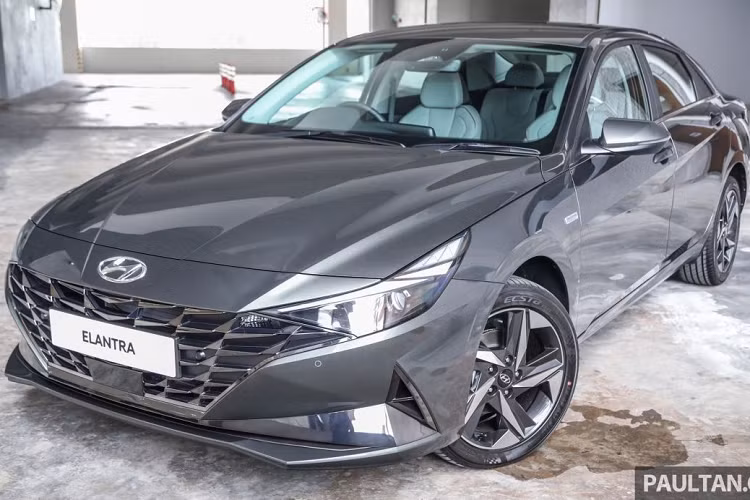 Hyundai Elantra 2021 dành cho thị trường Malaysia cũng được trang bị gói an toàn SmartSense, với các tính năng như hỗ trợ giữ làn, kiểm soát hành trình thích ứng, hỗ trợ tránh va chạm trước, cảnh báo điểm mù, cảnh báo phương tiện cắt ngang phía sau, cảnh báo chệch làn và cảnh báo người lái mất tập trung. Mức giá Hyundai Elantra 2021 dự đoán khoảng 1XX.888 RM (từ 572 triệu đồng đến 1,138 tỷ đồng).