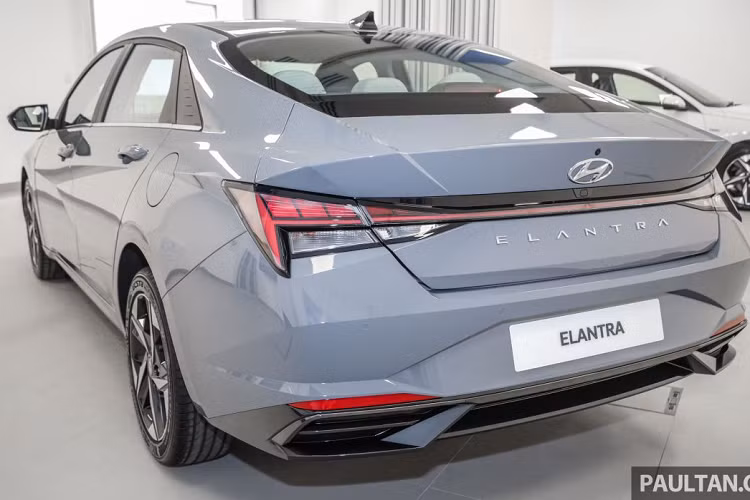 Ngoại thất góc cạnh của Hyundai Elantra thế hệ mới được thể hiện rõ ở nhiều chi tiết tạo hình tam giác trên đèn pha, khe gió trước, cản trước, thân xe, gương chiếu hậu, đèn hậu hay cánh gió sau. Với thiết kế có phần cực đoan này, Elantra 2021 được đánh giá sẽ khó tiếp cận đa dạng đối tượng người dùng.