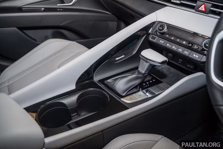 Màn hình giải trí của Elantra 2021 có kích cỡ 8 inch, hỗ trợ Apple CarPlay và Android Auto, bảng đồng hồ sử dụng màn hình LCD 10,25 inch. Xe được trang bị những tiện nghi như sưởi vô-lăng, điều hòa tự động 2 vùng độc lập, cửa gió hàng ghế sau, phanh tay điện tử, chìa khóa thông minh và nút bấm khởi động.