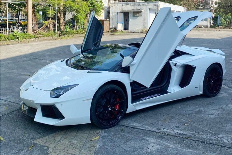 Chiếc siêu xe mui trần Lamborghini Aventador LP700-4 Roadster chuẩn bị về định cư ở tỉnh Bình Phước còn có mui cứng bằng sợi carbon được chia thành 2 phần riêng biệt và tháo lắp khá dễ dàng bằng tay. Nếu chủ nhân của siêu xe nhanh nhẹn chỉ cần mất khoảng thời gian từ 14 đến 16 giây là có thể ráp mui xe lại.