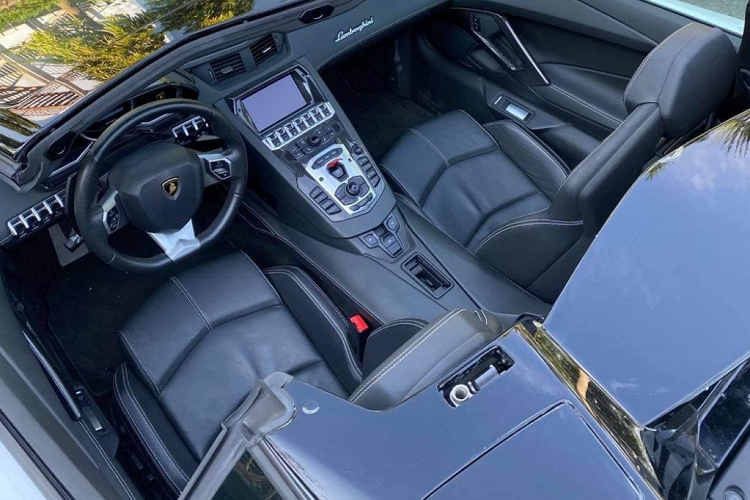 Nội thất chiếc siêu xe mui trần Lamborghini Aventador LP700-4 Roadster này mang màu đen. Siêu xe mui trần Lamborghini Aventador LP700-4 Roadster sử dụng động cơ V12, dung tích 6.5 lít, sản sinh công suất tối đa 700 mã lực tại vòng tua máy 8.250 vòng/phút và mô-men xoắn cực đại 690 Nm tại vòng tua máy 5.500 vòng/phút.