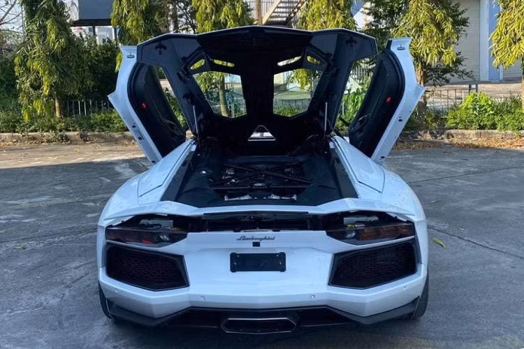 Sức mạnh được truyền tới cả bốn bánh thông qua hộp số tự động 7 cấp ISR, nhờ đó, siêu xe mui trần như Lamborghini Aventador LP700-4 Roadster có thể tăng tốc từ vị trí xuất phát lên 100 km/h trong thời gian 2,9 giây trước khi đạt vận tốc tối đa 349 km/h.