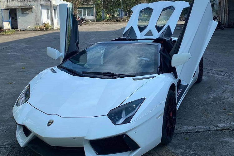 Theo như chia sẻ của người này, chiếc siêu xe Lamborghini Aventador LP700-4 mui trần màu trắng rất hiếm khi lăn bánh cũng như xuất hiện trên đường phố Việt Nam sẽ sớm có mặt tại tỉnh Bình Phước để bàn giao cho chủ nhân. Được biết, chiếc siêu xe mui trần sắp có mặt tại tỉnh Bình Phước chính là 1 trong 4 chiếc siêu xe Lamborghini Aventador LP700-4 Roadster đang có mặt tại Việt Nam nhưng lại là chiếc có hành tung khá bí ẩn, rất ít khi lộ diện trên mạng xã hội.