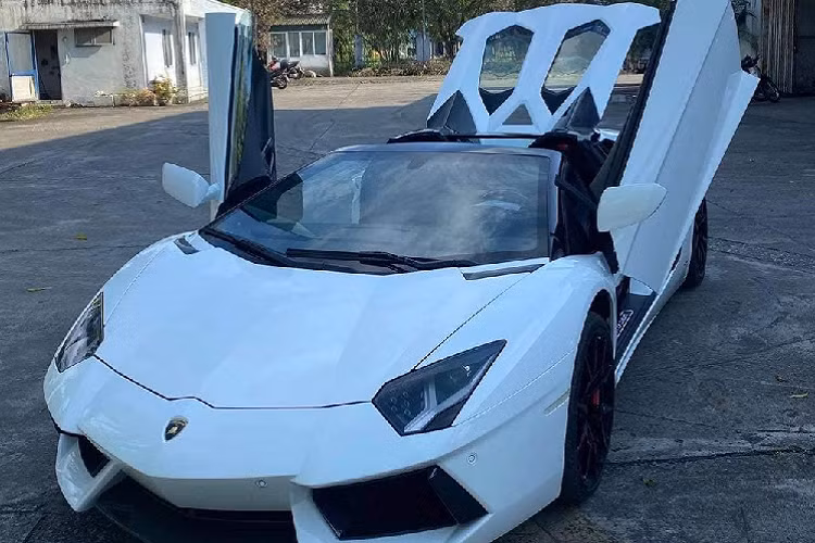 Theo như chia sẻ của người này, chiếc siêu xe Lamborghini Aventador LP700-4 mui trần màu trắng rất hiếm khi lăn bánh cũng như xuất hiện trên đường phố Việt Nam sẽ sớm có mặt tại tỉnh Bình Phước để bàn giao cho chủ nhân. Được biết, chiếc siêu xe mui trần sắp có mặt tại tỉnh Bình Phước chính là 1 trong 4 chiếc siêu xe Lamborghini Aventador LP700-4 Roadster đang có mặt tại Việt Nam nhưng lại là chiếc có hành tung khá bí ẩn, rất ít khi lộ diện trên mạng xã hội.