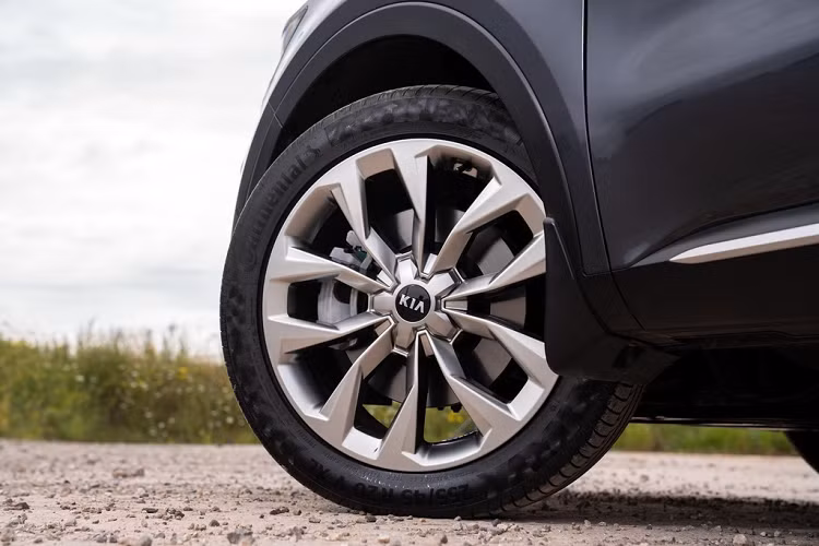 Kia Sorento thế hệ mới được trang bị bộ mâm hợp kim 17 inch, trong khi Sorento 3 và Sorento 4 sở hữu bộ mâm 19 inch.