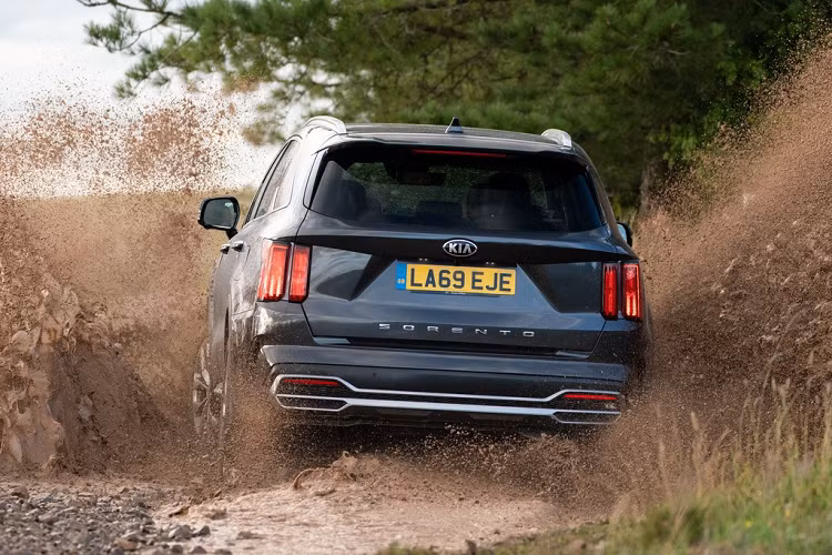 Ngoại hình đậm chất SUV của Sorento 2021 thể hiện rõ ở phần đuôi với các đường cắt xẻ cùng ống xả kép cỡ lớn. Cụm đèn hậu đặt dọc và chia thành 2 phần trông khá ấn tượng.