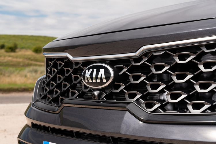Phần đầu xe SUV Kia Sorento 2021 mới nổi bật với cụm lưới tản nhiệt hình mũi hổ đặc trưng được thiết kế vuông vức, xe được trang bị sẵn camera quan sát phía trước.