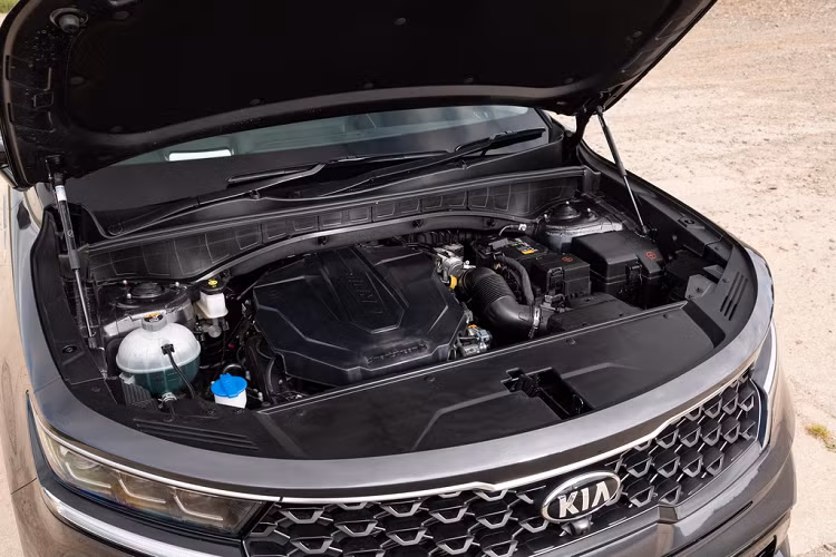 Kia Sorento 3 cũng có tùy chọn động cơ diesel tăng áp CRDi 2.2L kết hợp cùng hộp số tự động 8 cấp, sản sinh công suất 199 mã lực và mô-men xoắn cực đại 440 Nm. Hệ truyền động plug-in hybrid dự kiến sẽ được giới thiệu vào cuối năm nay.
