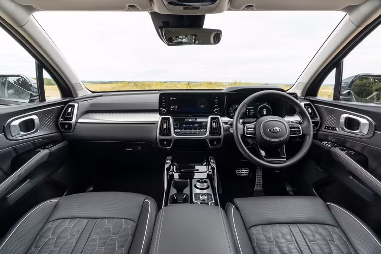 Cả 3 phiên bản của Sorento 2021 tại châu Âu đều có màn hình thông tin giải trí 8 inch và màn hình tốc độ điện tử 12,3 inch. Phiên bản Sorento 2 sở hữu vô lăng và ghế trước tích hợp chức năng sưởi, điều hòa khí hậu 2 vùng và cửa gió cho hàng ghế thứ 3...