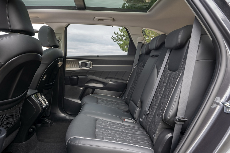 Phiên bản cao cấp nhất là Sorento 4 được nâng cấp lên ghế bọc da Nappa, ghế lái chỉnh điện 10 hướng và có chức năng nhớ vị trí, cửa sổ trời toàn cảnh, màn hình kính lái HUD, dàn loa Bose...