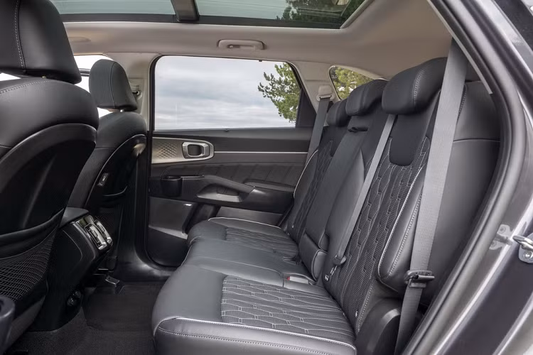 Phiên bản cao cấp nhất là Sorento 4 được nâng cấp lên ghế bọc da Nappa, ghế lái chỉnh điện 10 hướng và có chức năng nhớ vị trí, cửa sổ trời toàn cảnh, màn hình kính lái HUD, dàn loa Bose...