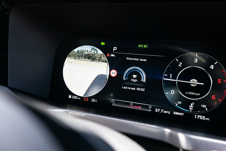 Sorento 2021 là mẫu xe đầu tiên của Kia được trang bị công nghệ Blind-Spot View Monitor (BVM), hệ thống này bao gồm 2 camera quan sát gắn trên gương chiếu hậu. Khi phát hiện có phương tiện nằm trong vùng điểm mù của tài xế, hình ảnh được truyền từ camera ở gương chiếu hậu sẽ ngay lập tức hiển thị ngay vị trí đồng hồ chính