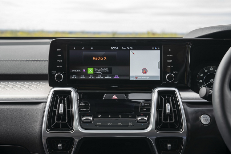 Sorento 3 được Kia trang bị thêm cửa kính tối màu phía sau, ghế ngồi bọc da màu đen chỉnh điện 8 hướng ở phía trước và sưởi ở phía sau. Các tính năng khác trên phiên bản này có thể kể đến như hệ thống viễn thông UVO Connect, khởi động bằng nút nhấn, cốp sau mở điện...