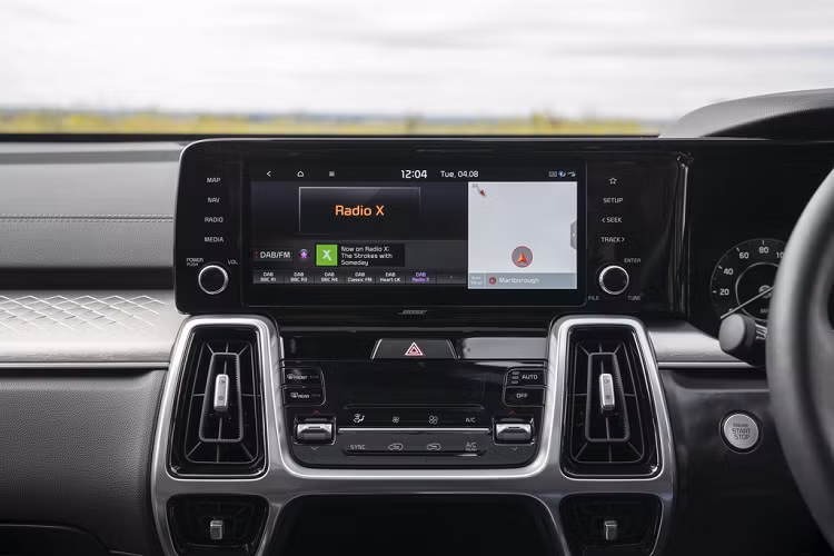 Sorento 3 được Kia trang bị thêm cửa kính tối màu phía sau, ghế ngồi bọc da màu đen chỉnh điện 8 hướng ở phía trước và sưởi ở phía sau. Các tính năng khác trên phiên bản này có thể kể đến như hệ thống viễn thông UVO Connect, khởi động bằng nút nhấn, cốp sau mở điện...