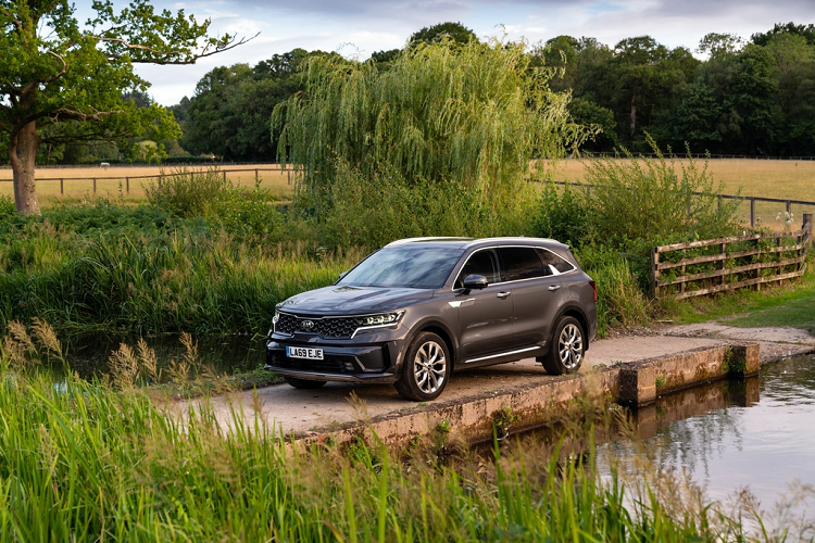 Kia Motor Việt Nam đang phân phối Sorento với 3 phiên bản, giá bán dao động 769-899 triệu đồng. Theo nhiều nguồn tin, Sorento 2021 sẽ được mang về Việt Nam vào cuối năm nay.